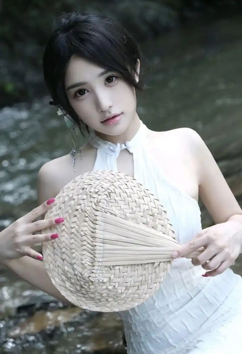 鬼片恐怖电影《镜中人：第三张脸》海报